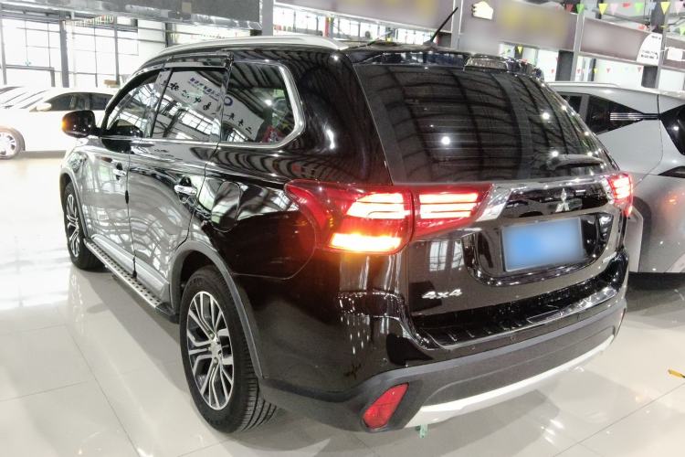 Used Mitsubishi Outlander 2016 2.4L 4x4 Luxury Edition 7-Seater
