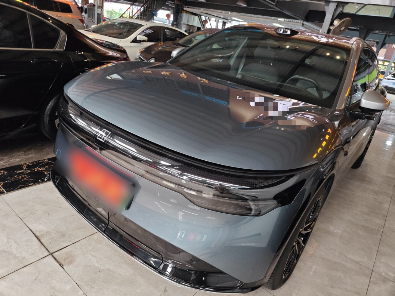 Под передней частью автомобиля