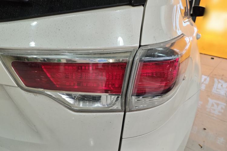 Used Toyota Highlander 2015 2.0T Four-Wheel Drive Luxury Edition 7-Seater Right Rear Taillight