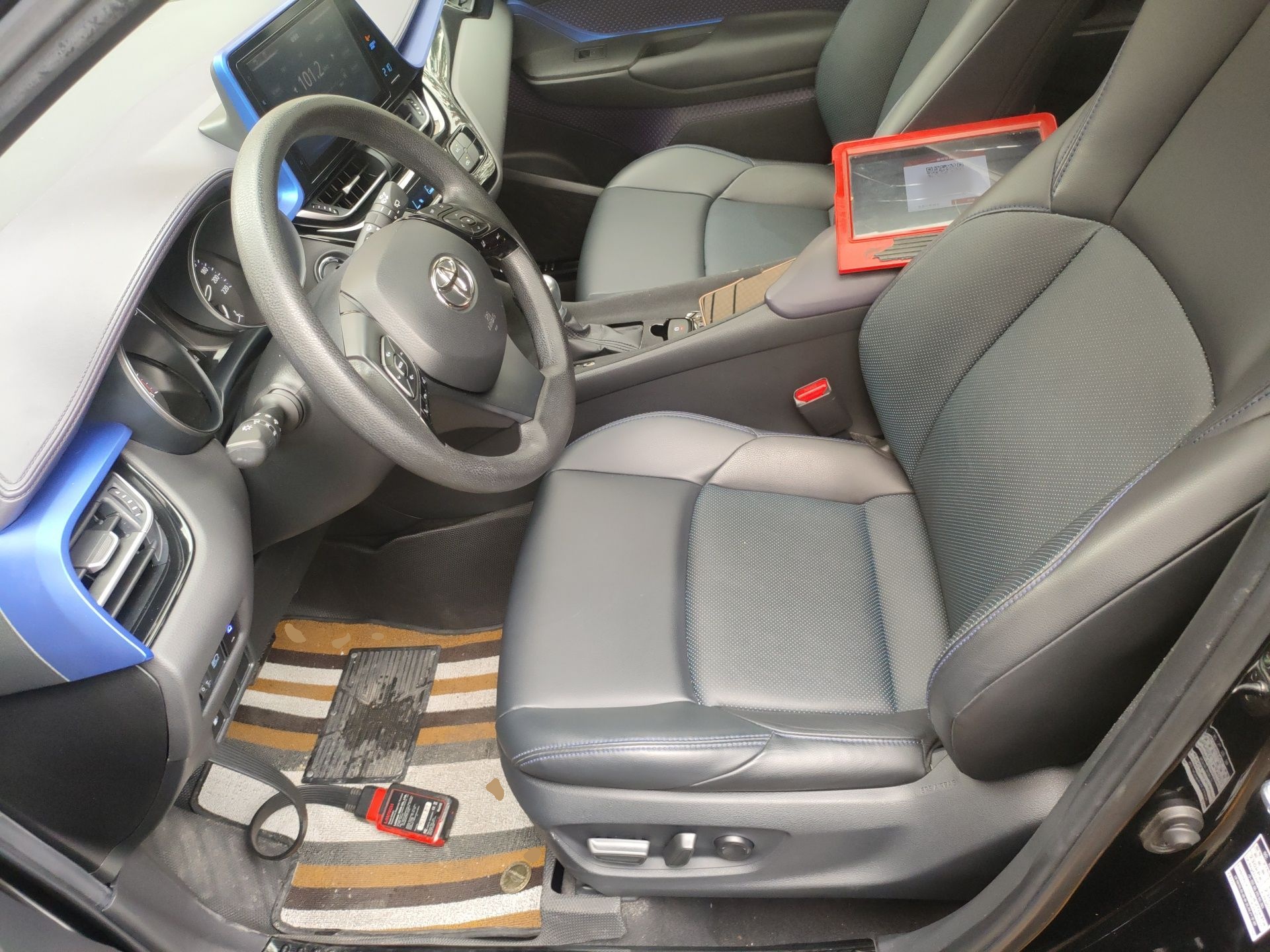 المقاعد الأمامية داخل السيارة