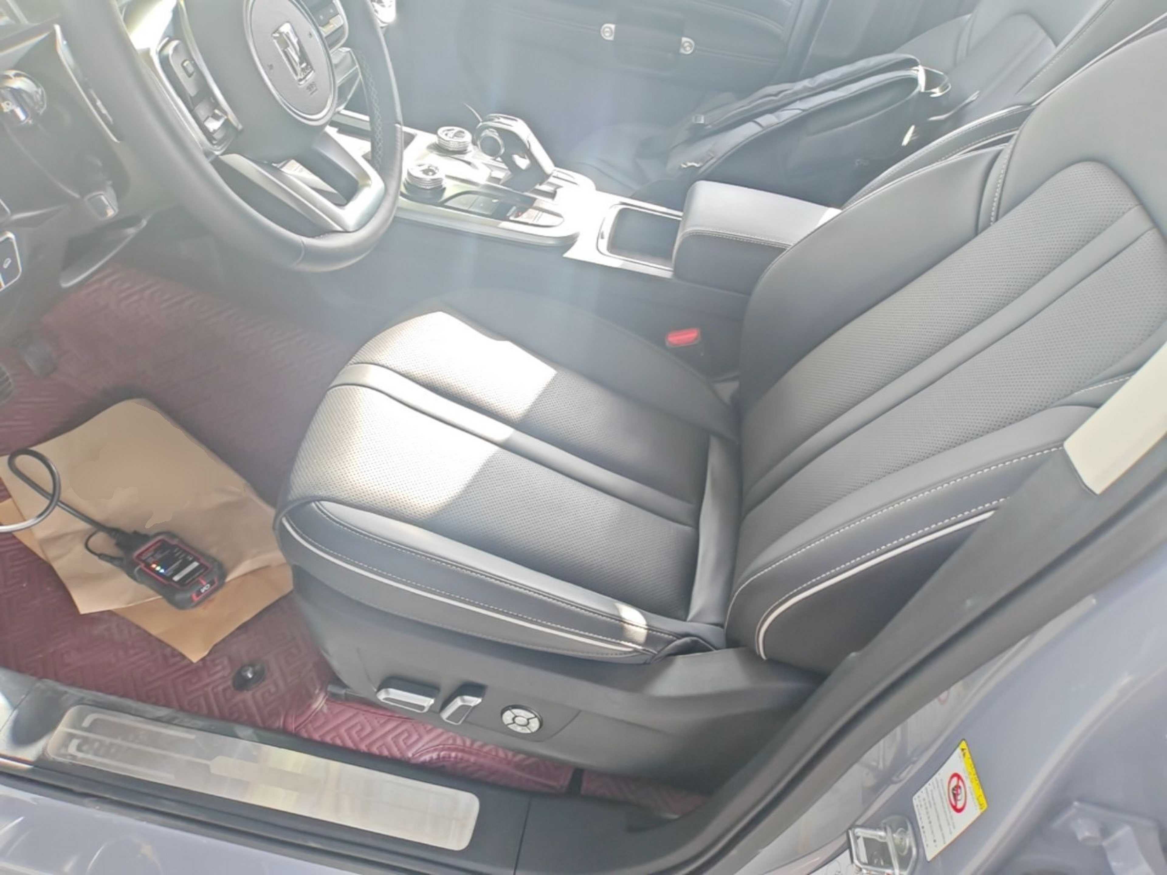 المقاعد الأمامية داخل السيارة