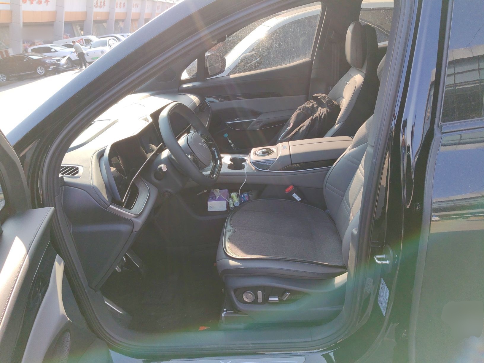 المقاعد الأمامية داخل السيارة