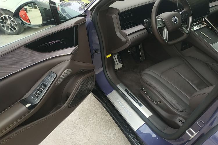 Used Denza Z9 2024 1100 km All-Wheel-Drive Ultra Version
