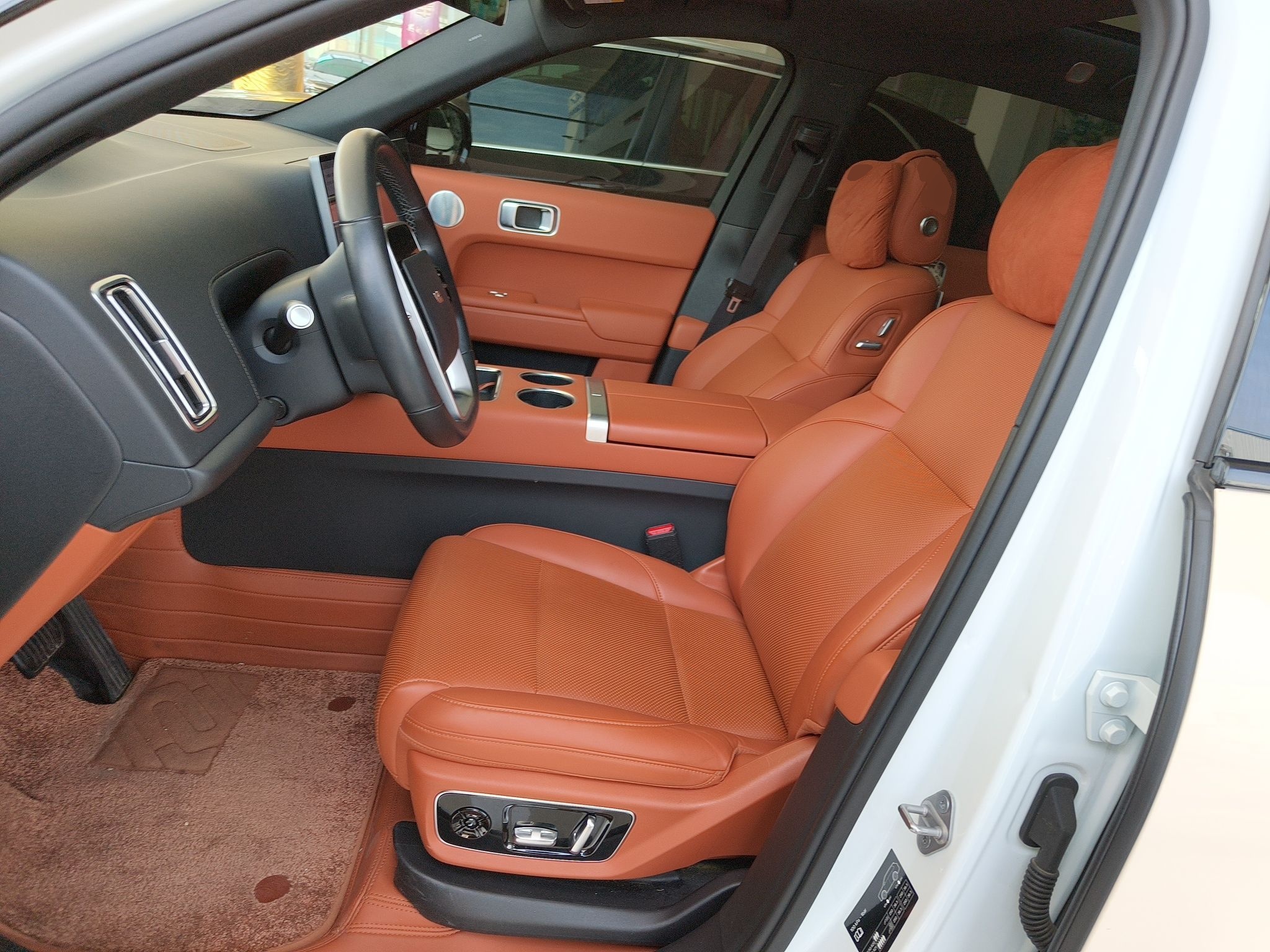 المقاعد الأمامية داخل السيارة