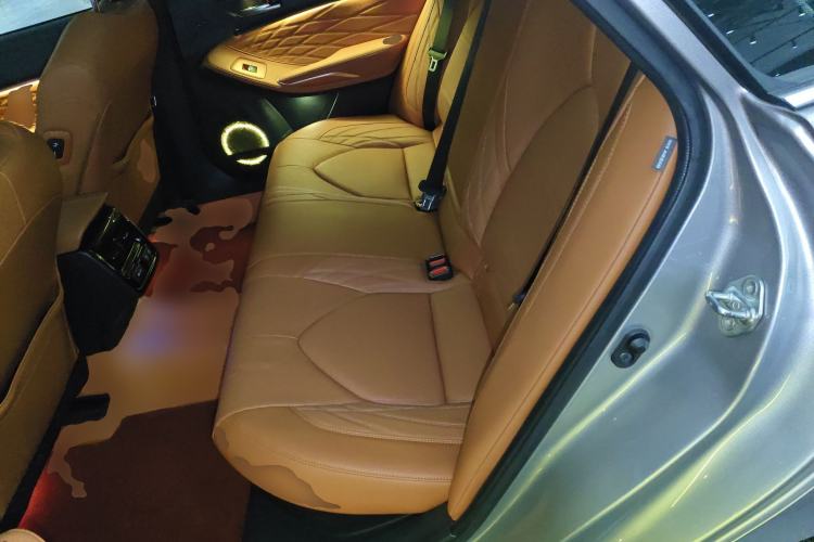 Used Toyota Avalon 2019 Dual-Engine 2.5L XLE Prestige Version China VI Standard
