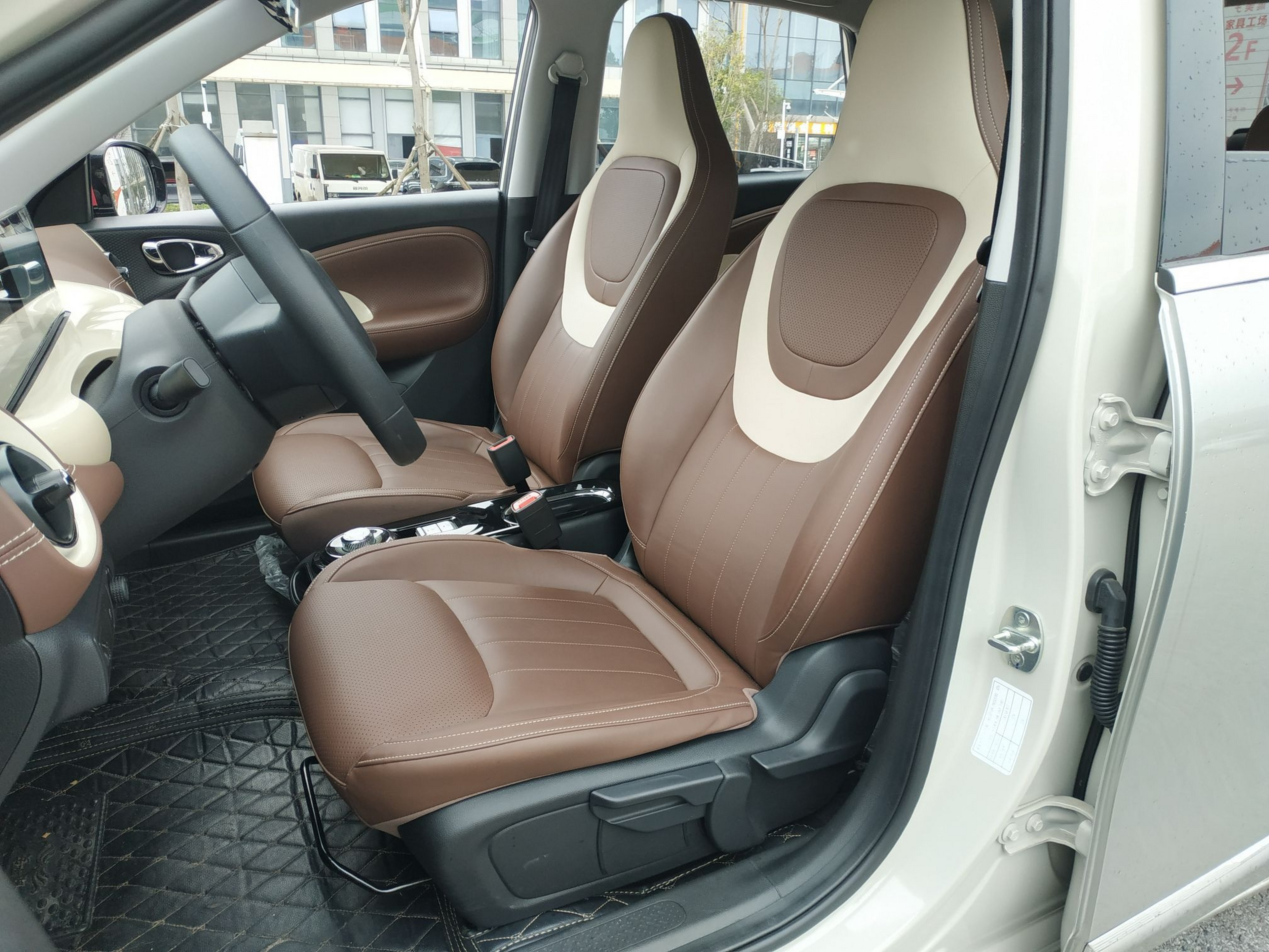 المقاعد الأمامية داخل السيارة