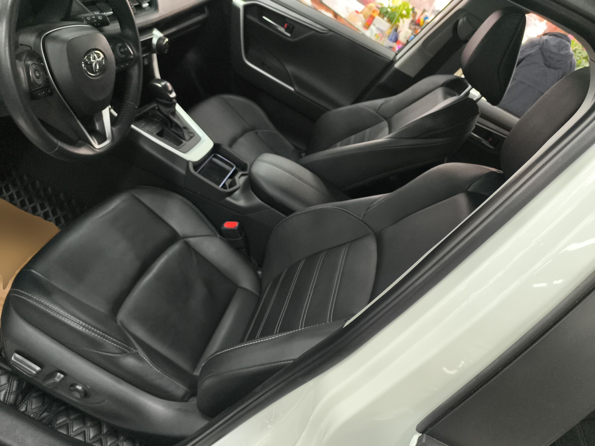 المقاعد الأمامية داخل السيارة