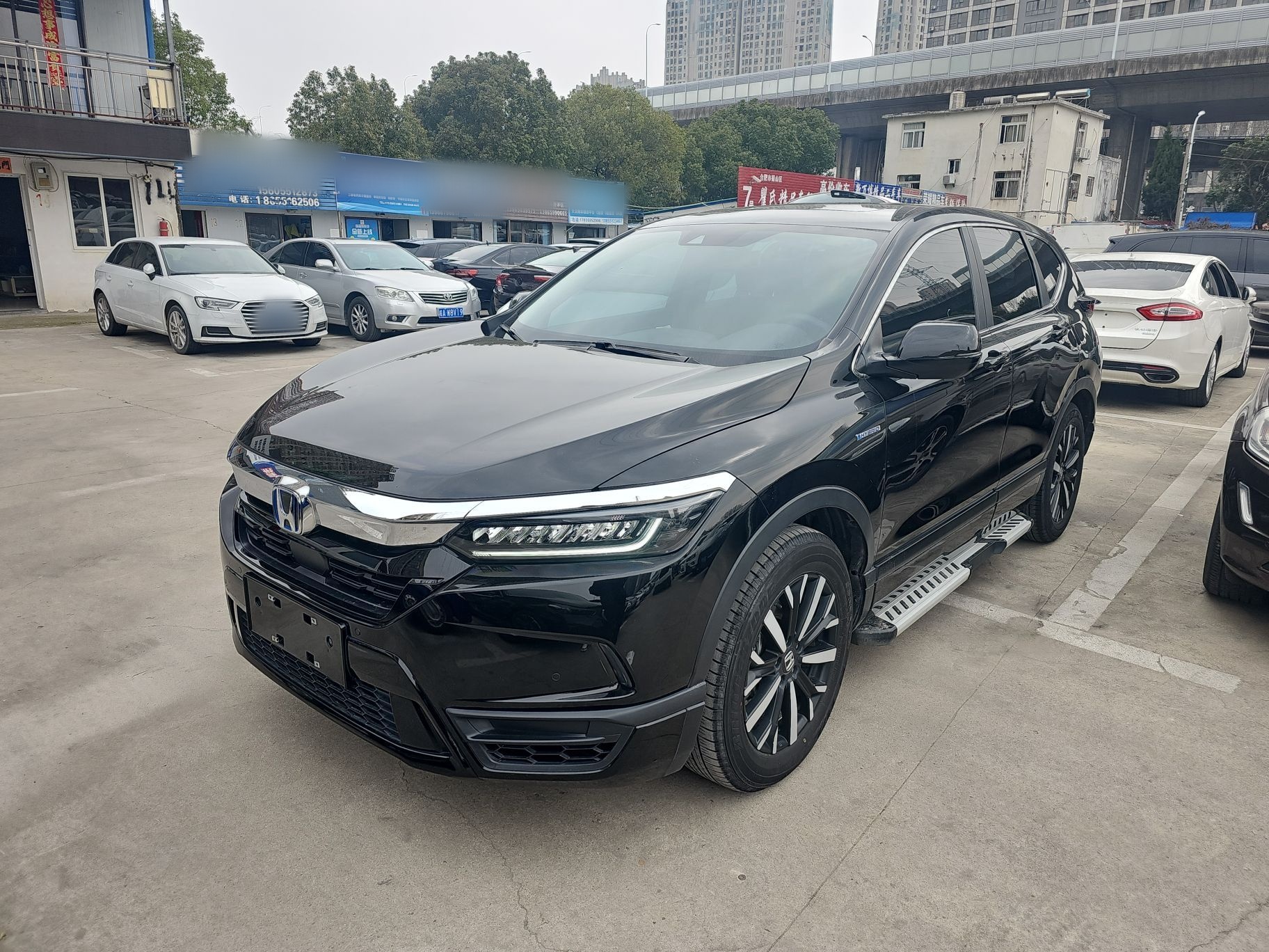 Под передней частью автомобиля