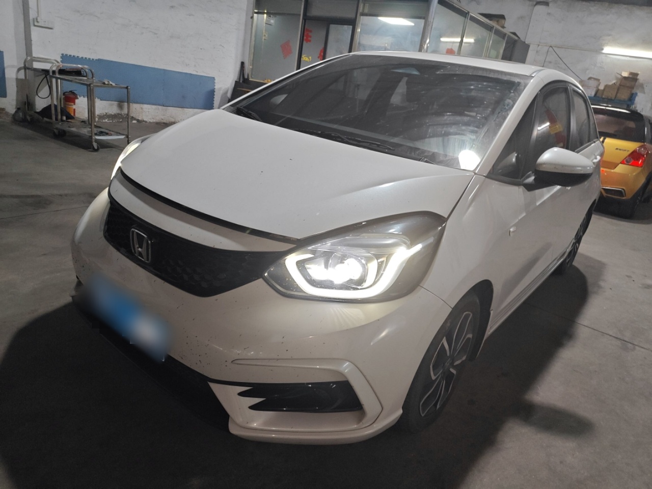 Под передней частью автомобиля