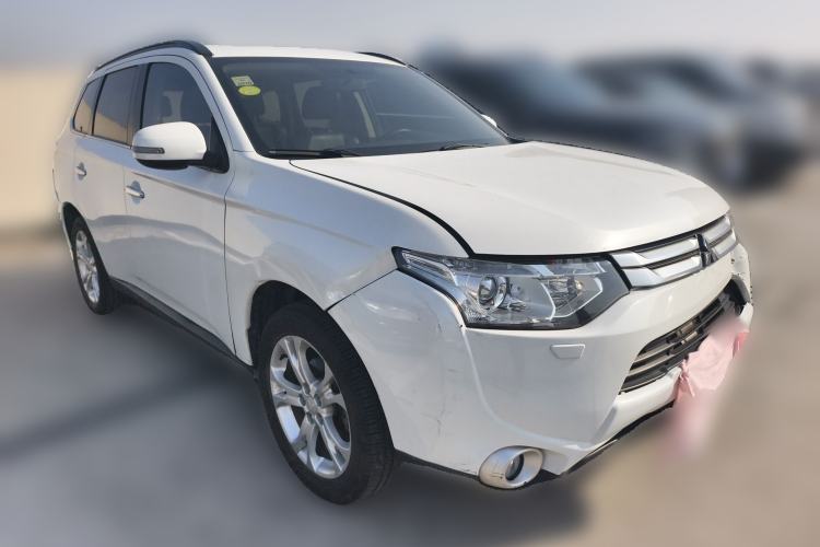 Used Mitsubishi Outlander 2013 2.4L 4x4 Luxury Navigation Edition 5 Seats Front Right 45 Deg
