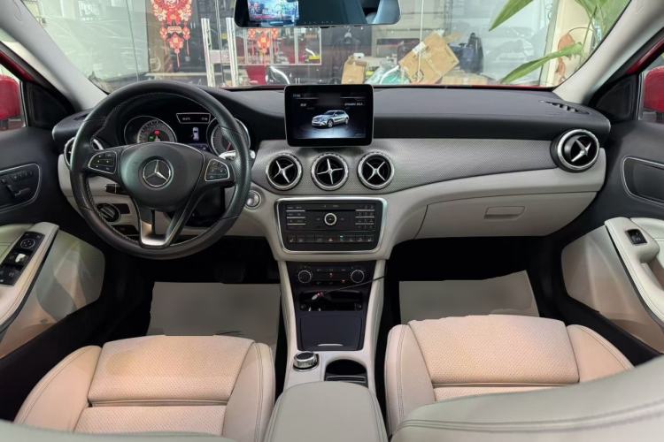 Used Mercedes-Benz GLA 2016 GLA 220 4MATIC Fashion Edition Center Console