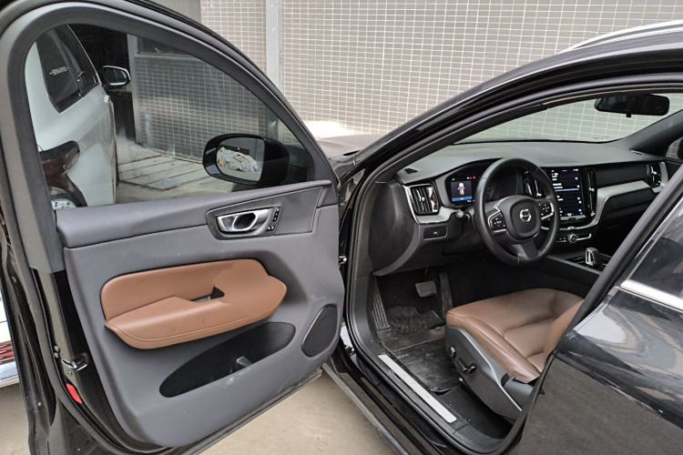 Used Volvo XC60 2024 B5 4x4 Smart Luxury Edition Driver Seat