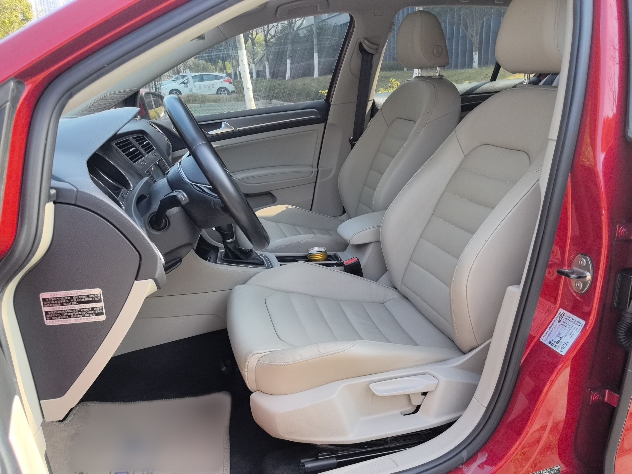 Переднее сиденье в автомобиле