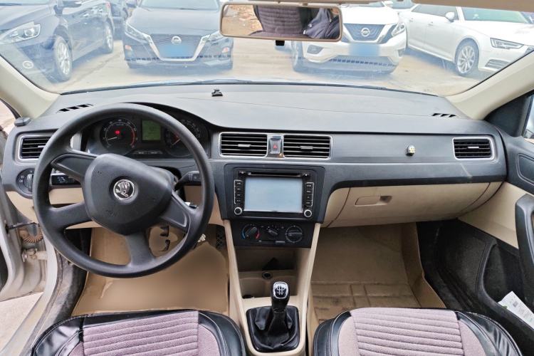 Used Skoda Rapid 2013 1.6L Manual Smart Selection Model Center Console