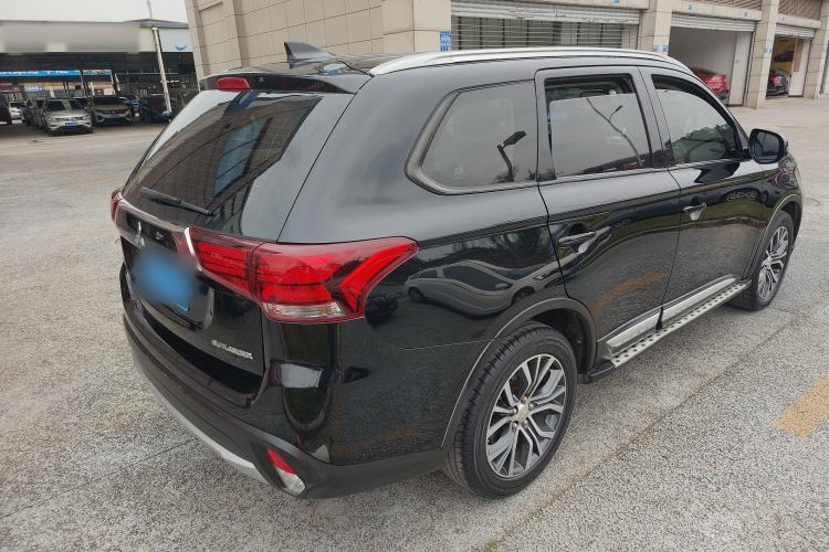 Used Mitsubishi Outlander 2018 2.0L Two-Wheel Drive Glory Edition 5 Seats Rear Right 45 Deg