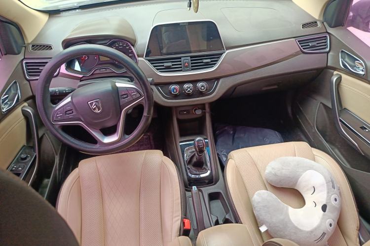 Used Baojun 310W 2017 1.5L Manual Fashion Model China V Center Console