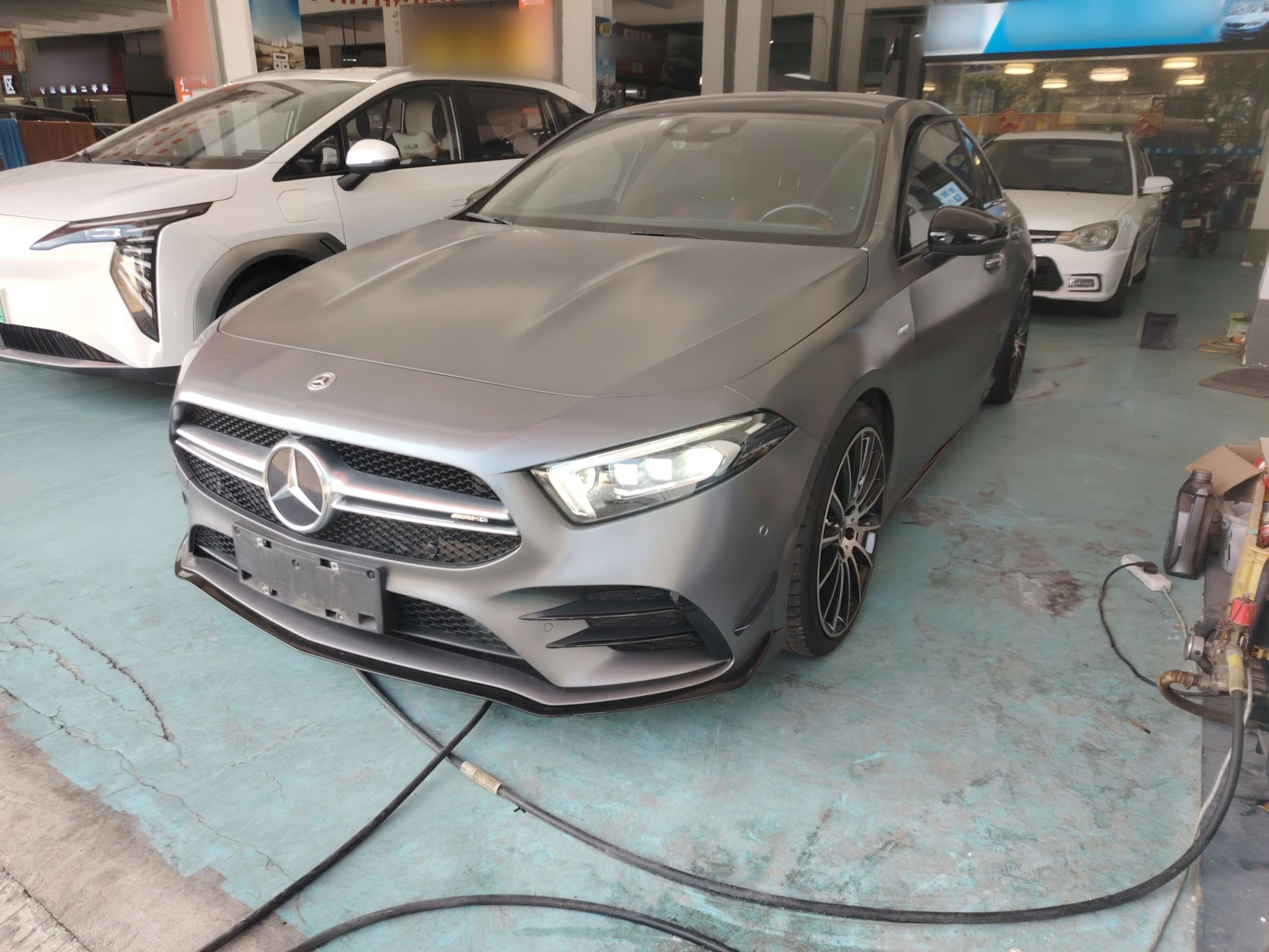 تحت مقدمة السيارة