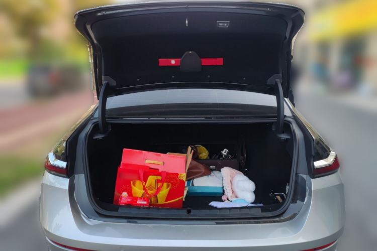 Used BMW 7 Series 2023 735Li Luxury Package Trunk