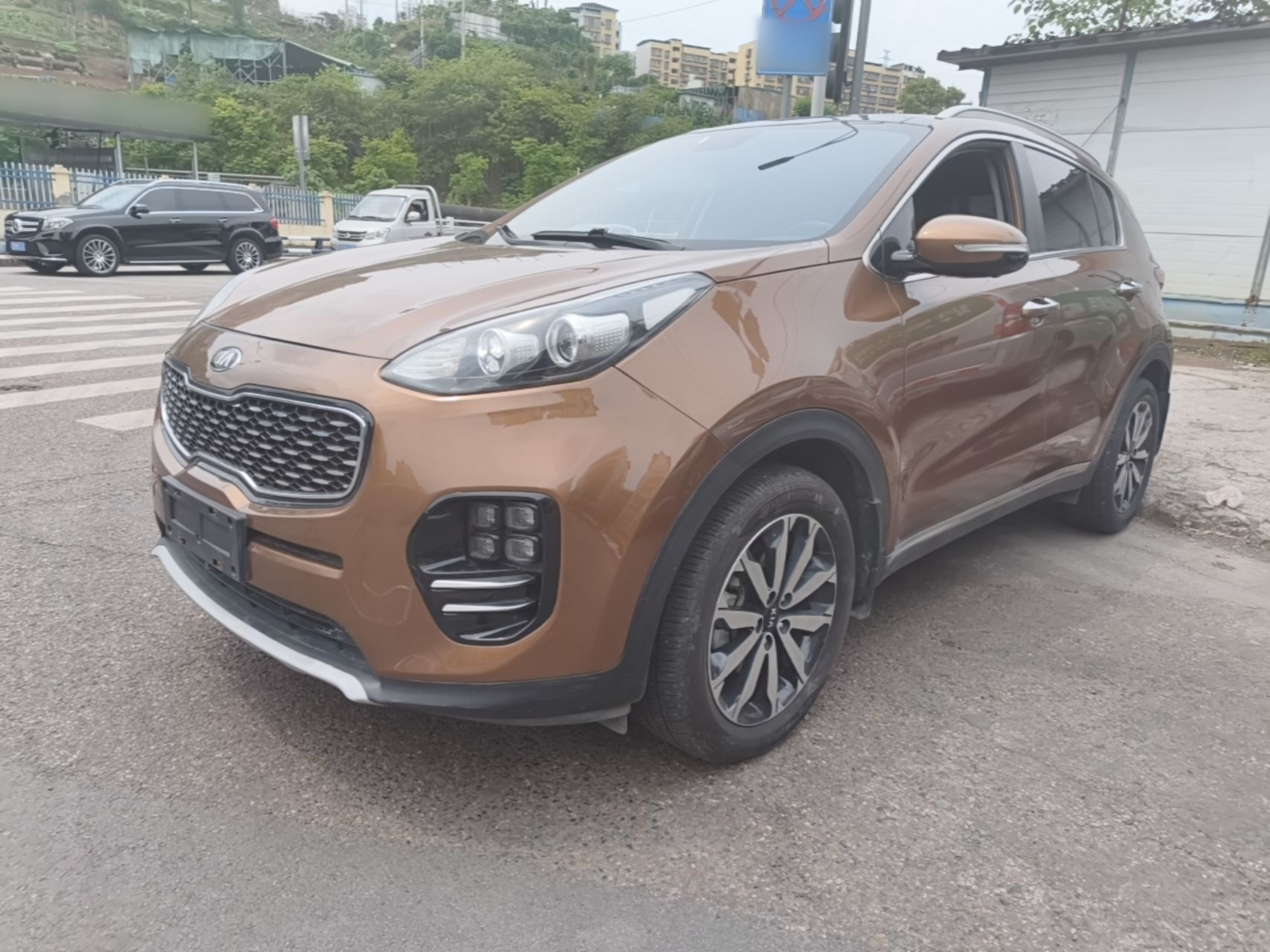 Под передней частью автомобиля