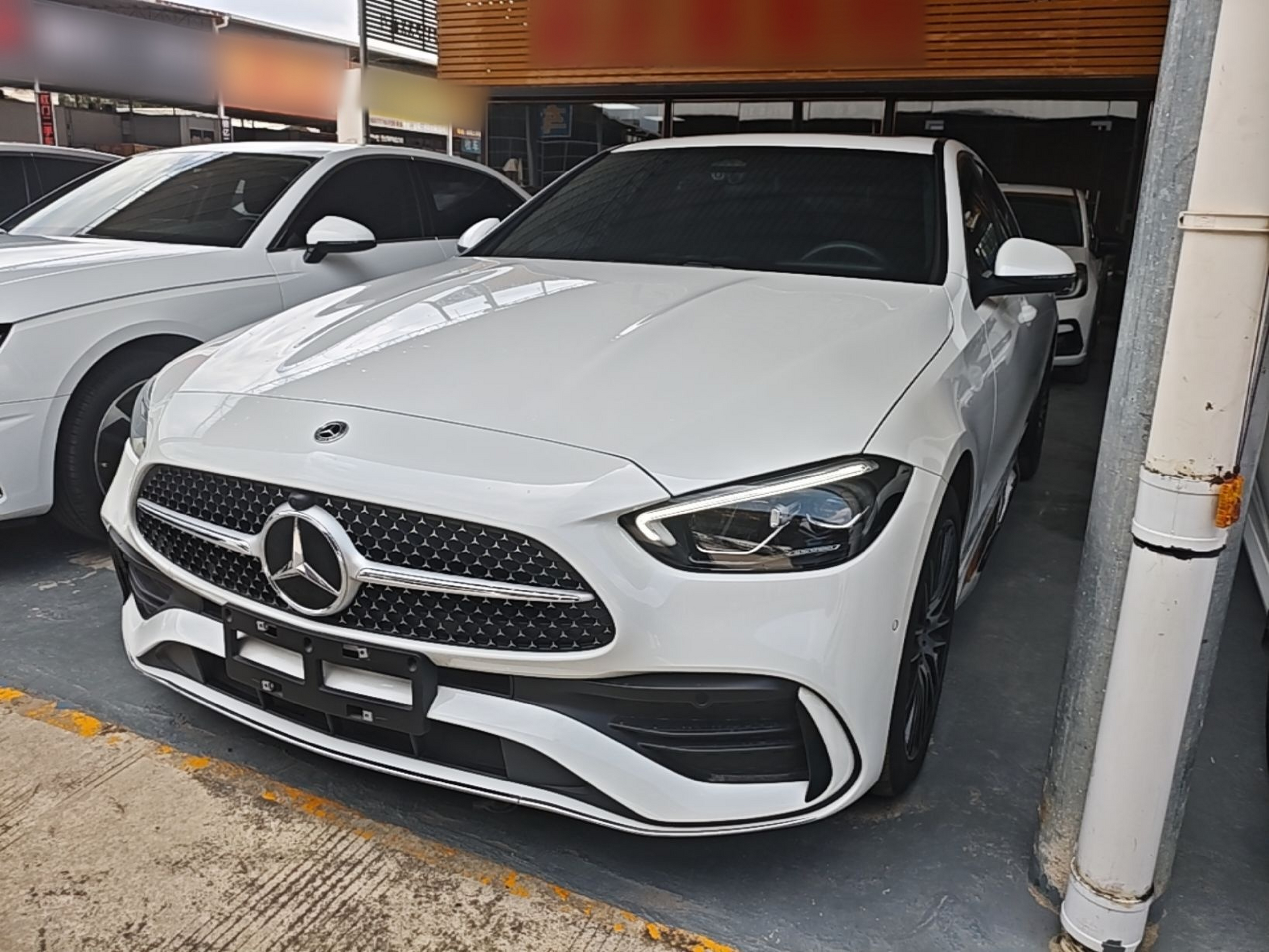 Под передней частью автомобиля
