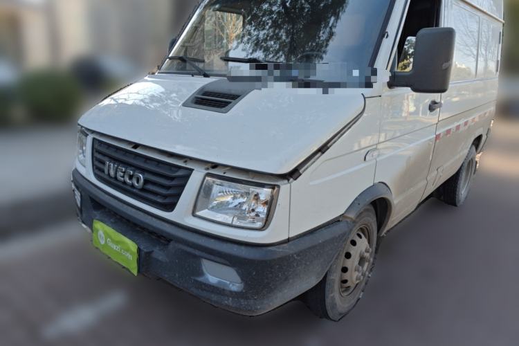Used Iveco Daily 2020 2.8T V35 Box Truck with Dual Tires Mid-Roof Design 3 Seats Emission Standard China V