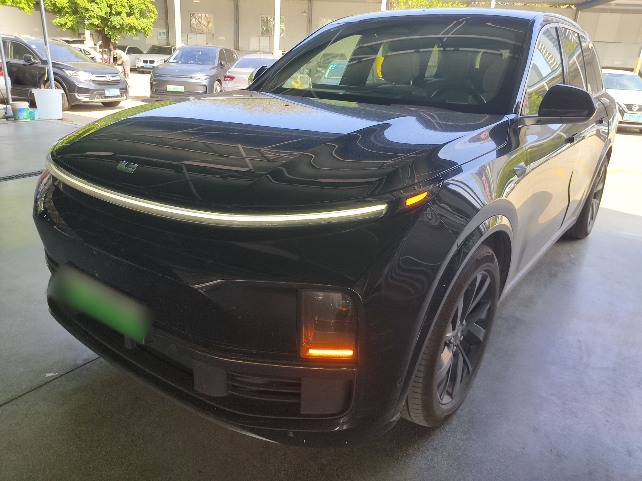 Под передней частью автомобиля