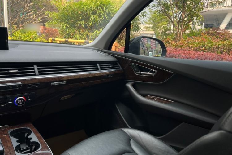 Used Audi Q7  Interior 8
