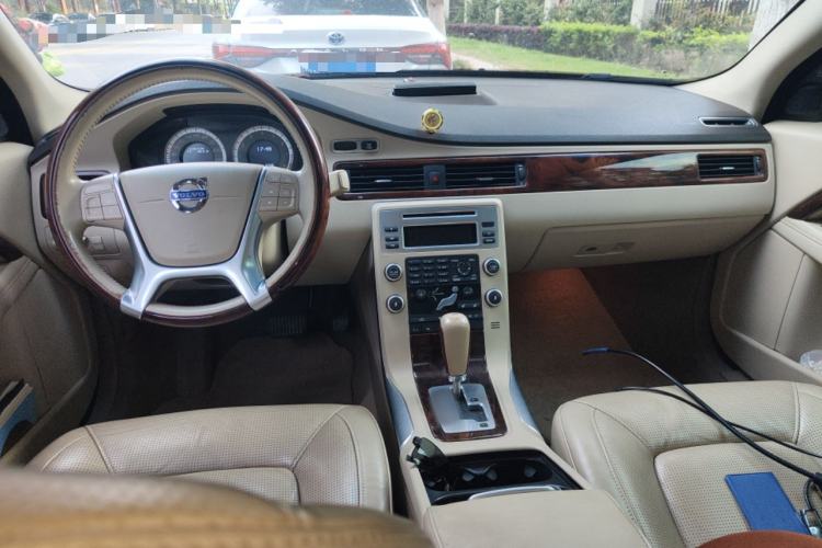 Used Volvo S80L 2011 2.0T ZhiZun Edition Center Console