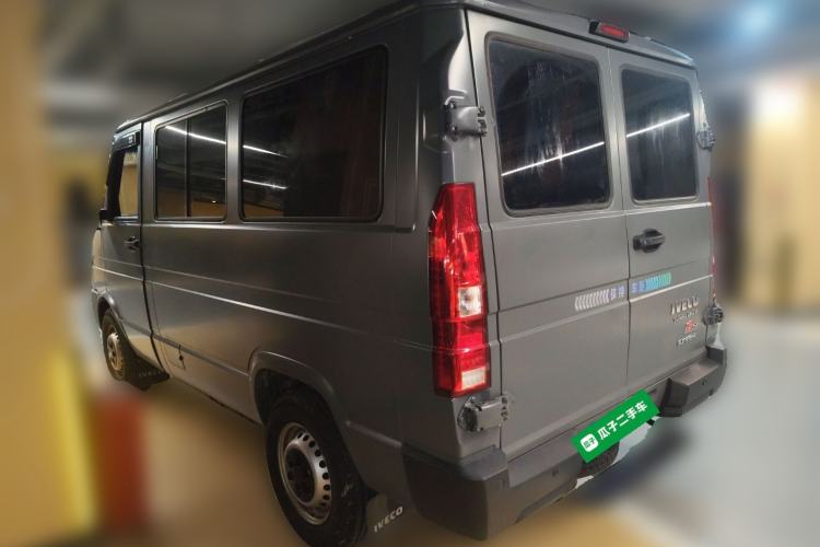 Used Iveco Daily 2023 2.5T A35M1 Multi-Purpose Passenger Vehicle Short Wheelbase Low Roof Single-Tire Side-Sliding Door Automatic Transmission
