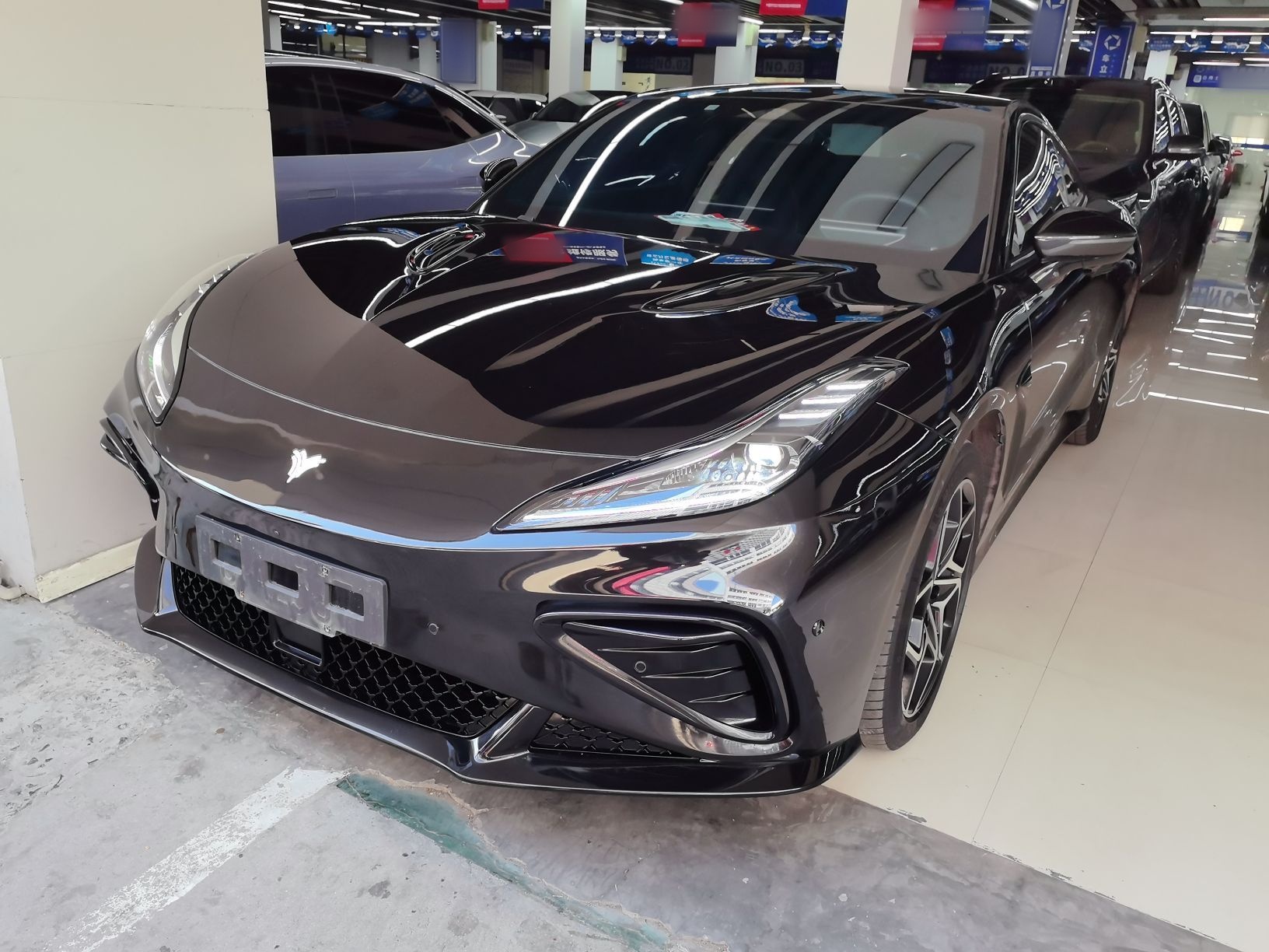 تحت مقدمة السيارة