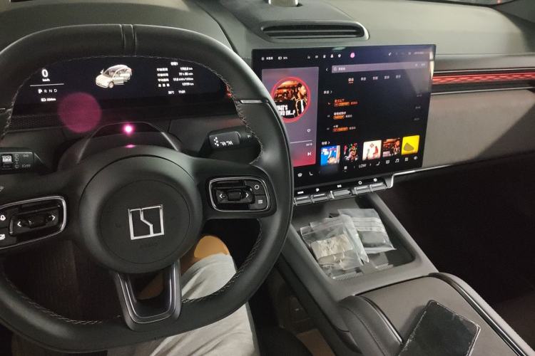 Used Zeekr 7X 2025 100 kWh Long-Range Rear-Wheel Drive with Intelligent Driving Features Center Console