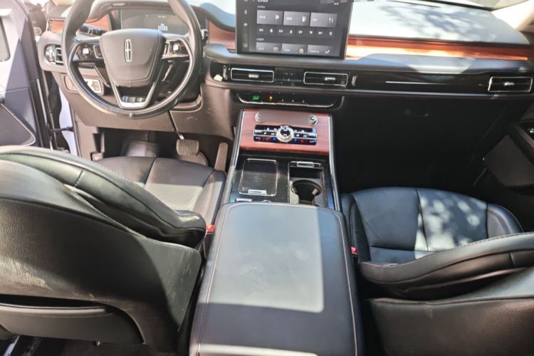 Used Lincoln Aviator 2020 3.0T V6 Four-Wheel Drive Premium Edition Center Console