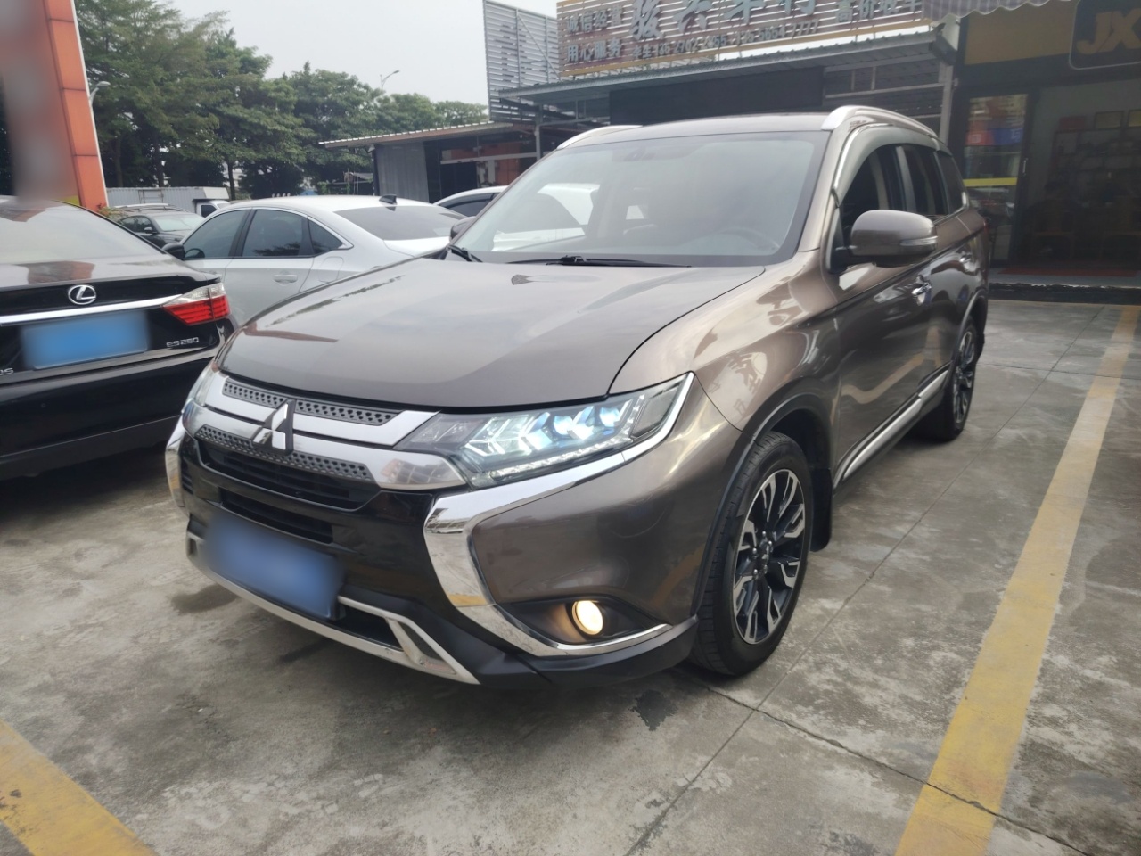 تحت مقدمة السيارة