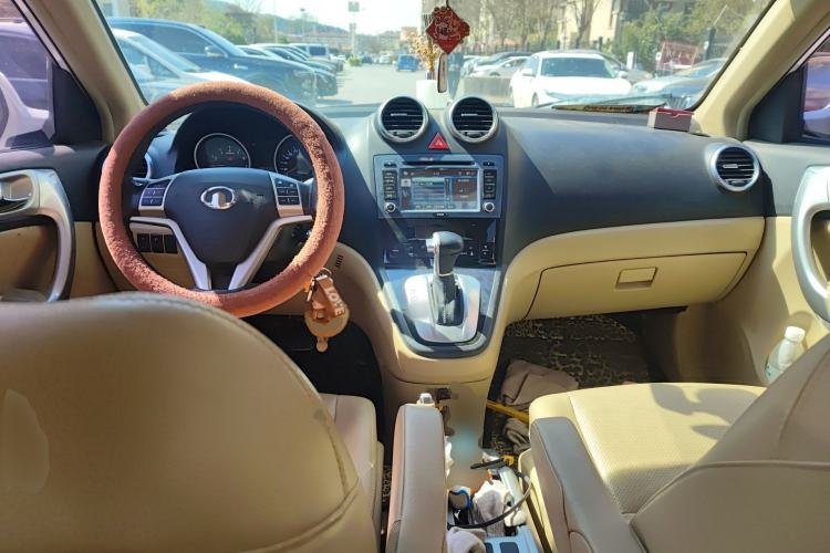 Used Haval H6 2013 Upgraded Model 2.4L Automatic Two-Wheel Drive Elite Version Center Console
