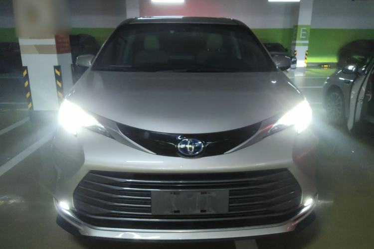 Used Toyota SIENNA 2021 2.5L Hybrid Luxury Edition Front
