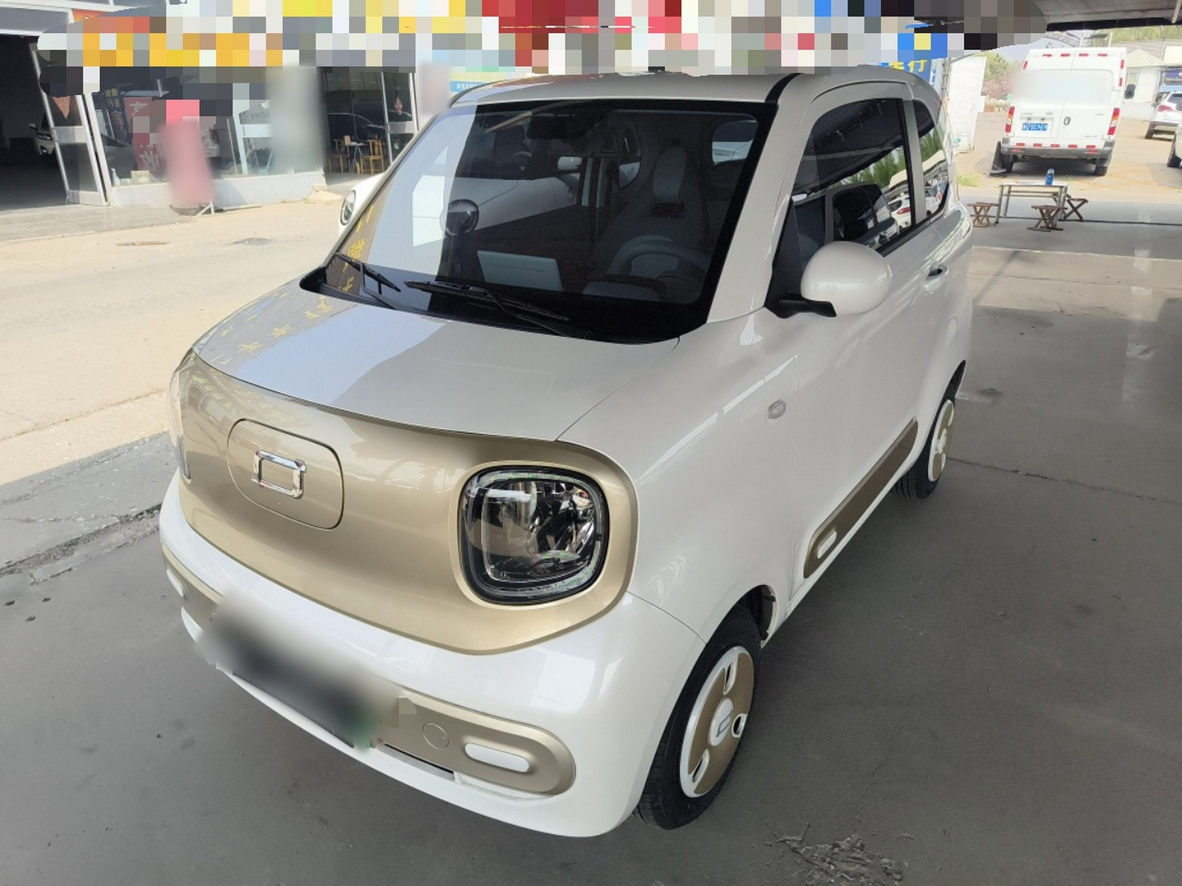 تحت مقدمة السيارة