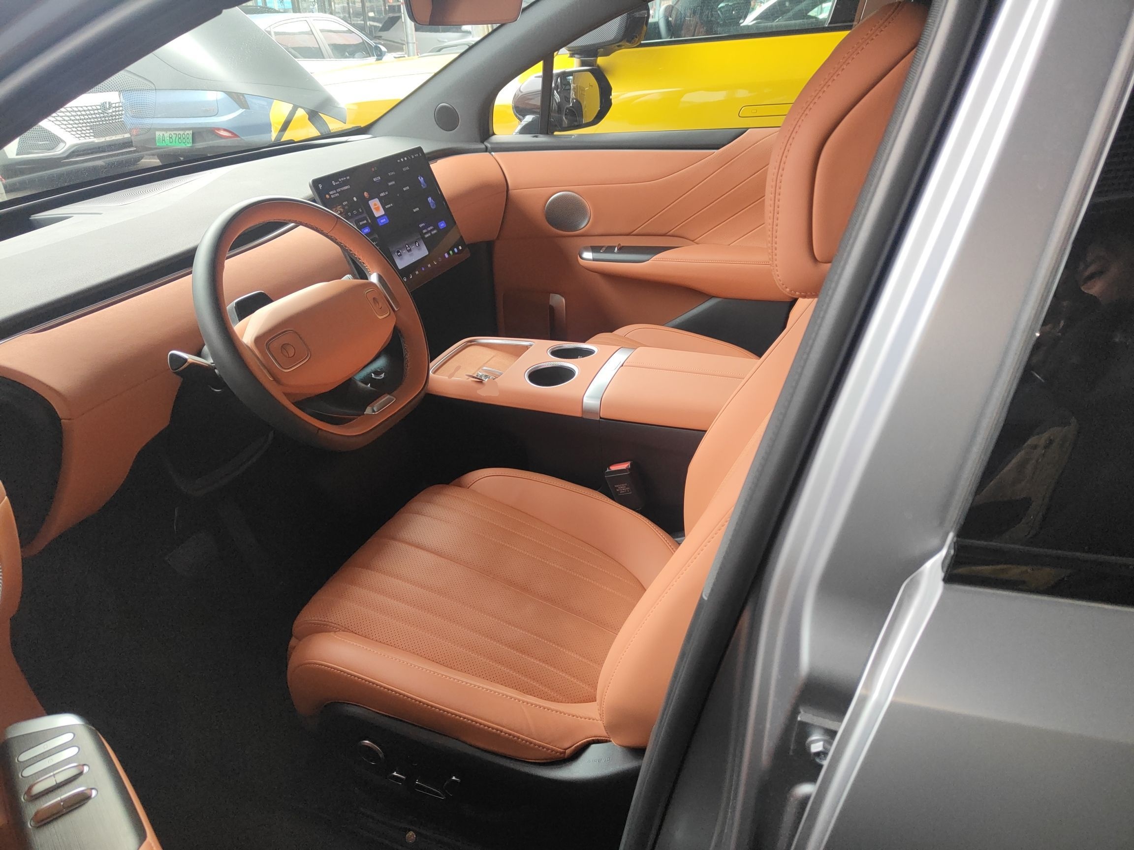 المقاعد الأمامية داخل السيارة