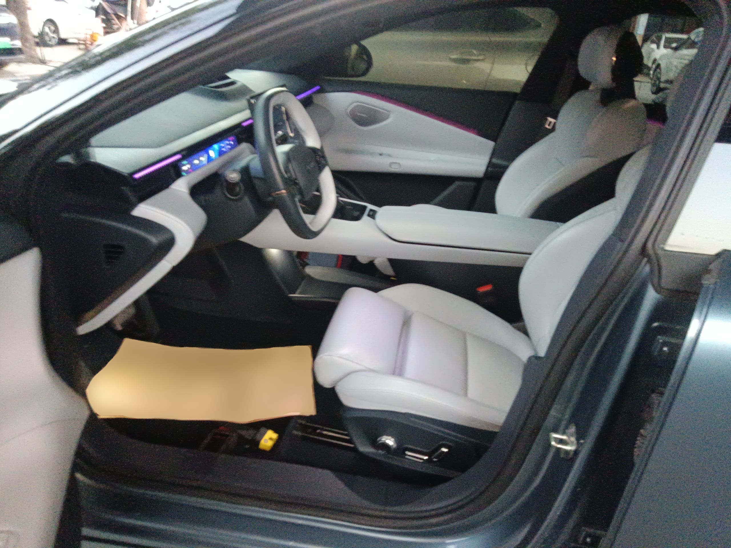 Переднее сиденье в автомобиле