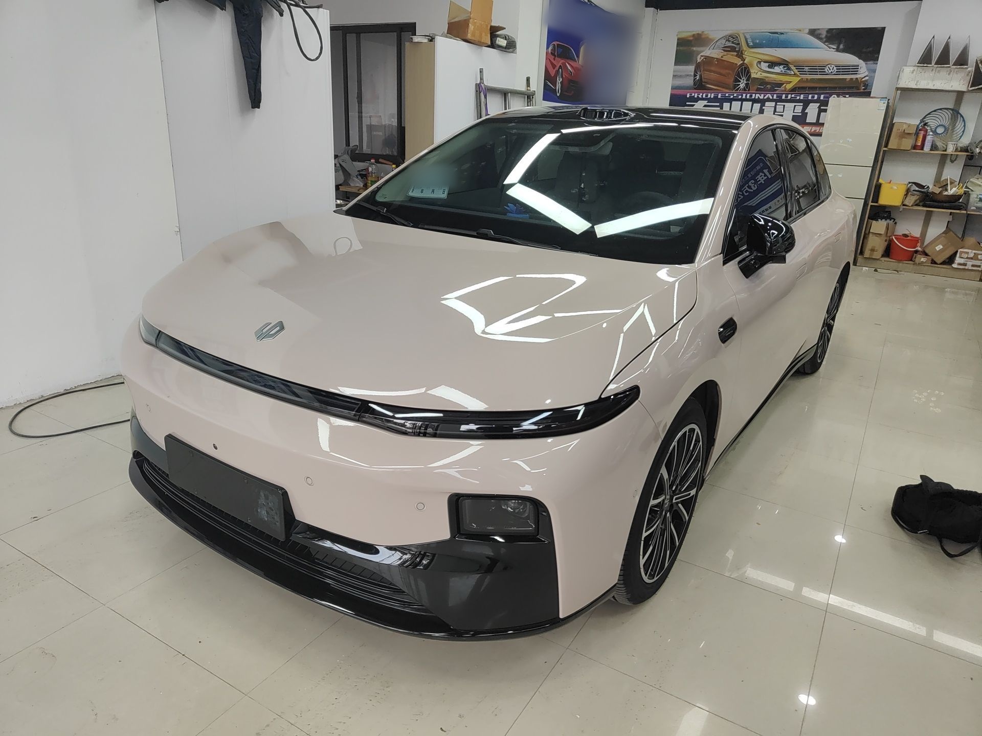 تحت مقدمة السيارة