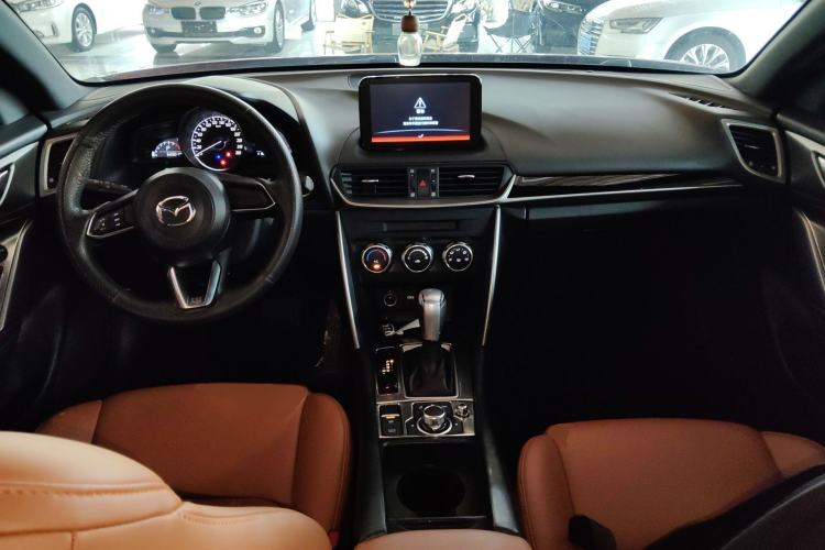 Used Mazda CX-4 2018 2.0L Automatic Two-Wheel Drive Blue Sky Dynamic Version China VI Standard Center Console