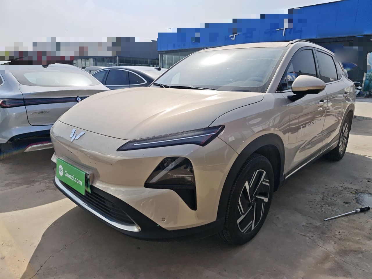 Под передней частью автомобиля