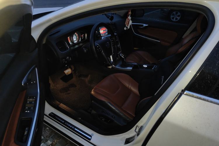 Used Volvo V60 2015 T5 Zhiyi Edition
