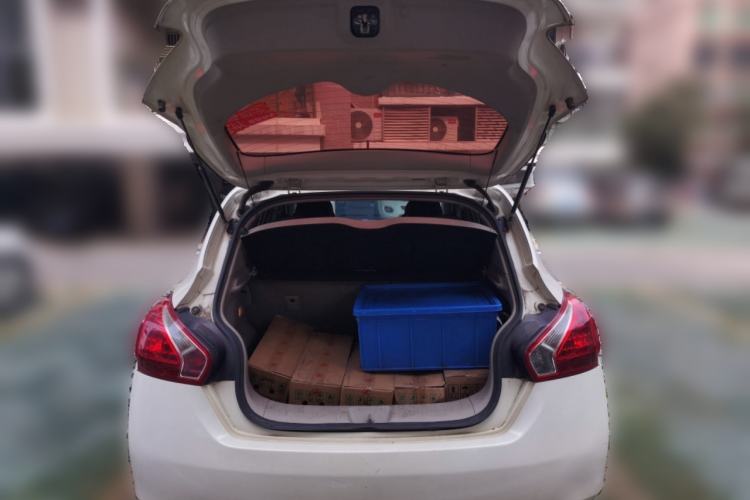 Used Nissan Tiida 2014 1.6L CVT Cool Cafe Edition Trunk