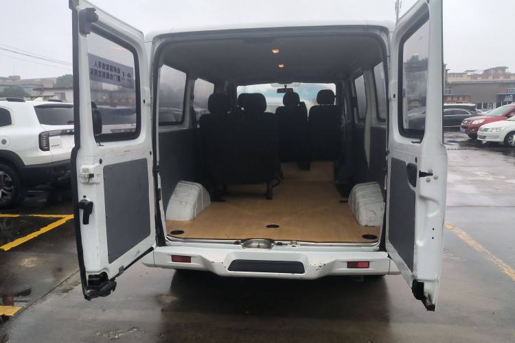 Used SAIC MAXUS Xintu V80 2018 2.5T 6-speed manual Aoyuntong short-wheelbase ultra-low roof 5- or 6-seat model Trunk