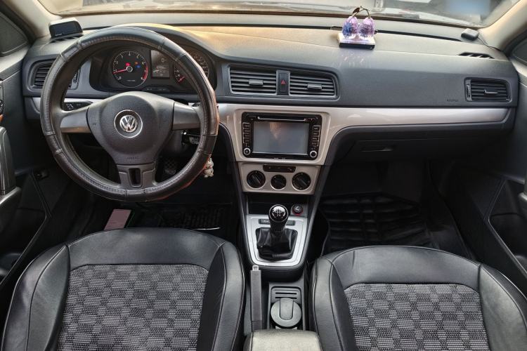 Used Volkswagen Lavida 2013 Revised Classic 1.6L Manual Fashion Edition Center Console