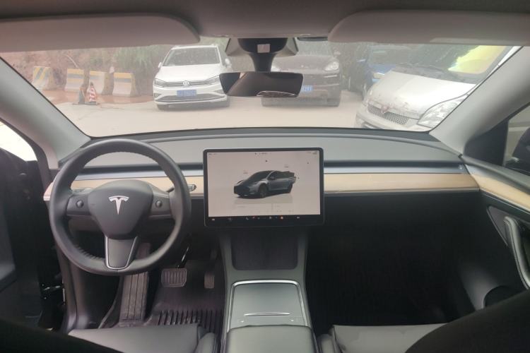 Used Tesla Model Y 2022 Long-Range All-Wheel-Drive Version Center Console