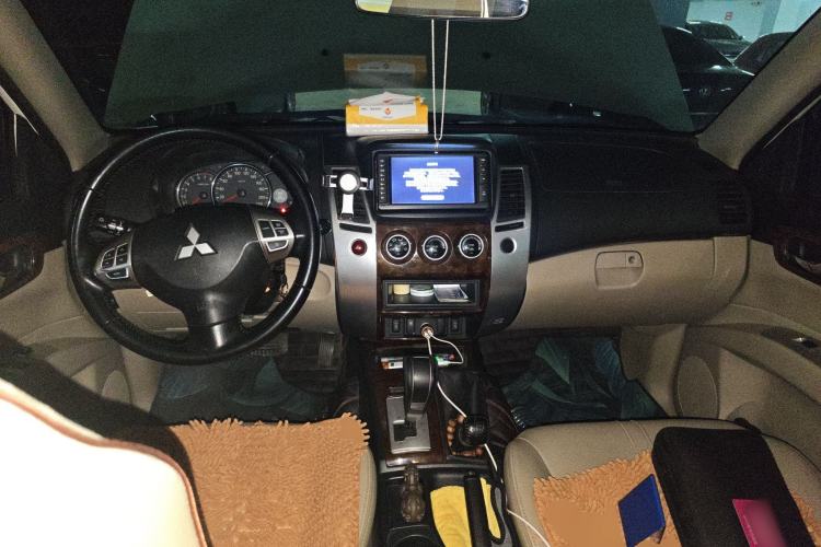 Used Mitsubishi Pajero Sport 2013 3.0L Automatic 4x4 Flagship Edition Center Console