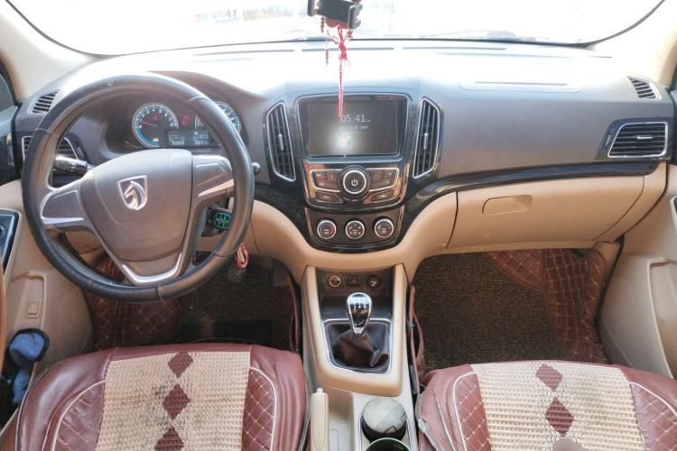 Used Baojun 730 2014 1.5L manual Comfort ESP version 7 seats
