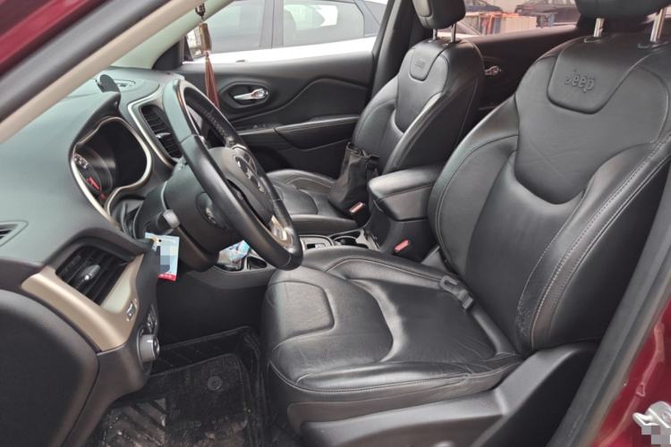 Used Jeep Cherokee 2017 2.0L Superior Edition
