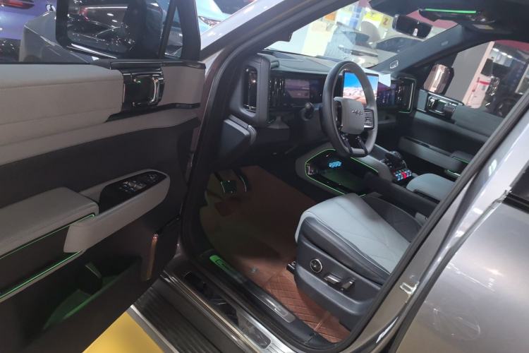 Used Formula Leopard Leopard 5 2023 Navigator Edition
